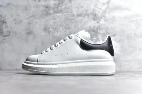 Alexander McQueen Trainers option Black Tail Gold