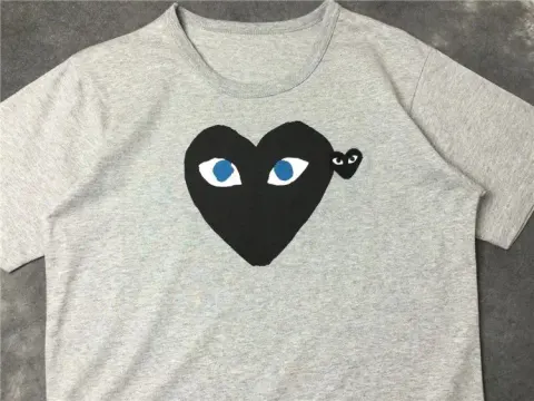 CDG T-Shirts option Grey， black heart， blue eyes