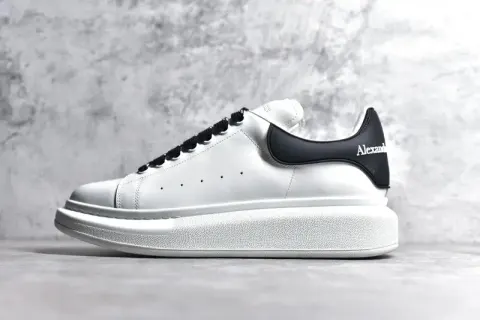 Alexander McQueen Trainers option Black Tail White Word