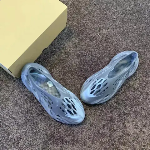 Yeezy Foam RNNR option IE4931