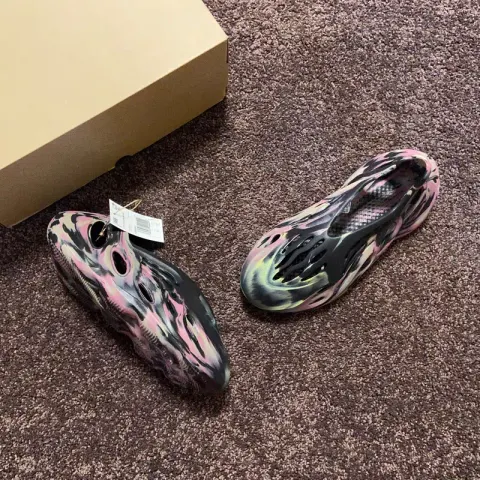 Yeezy Foam RNNR option MX Carbon Purple Clown IG9562