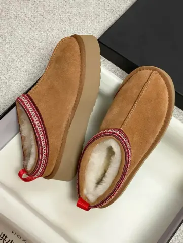 UGG Slippers option Chestnut color