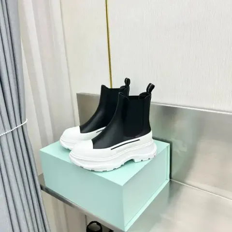 Alexander McQueen Tread Slick Chelsea Shoes option 3