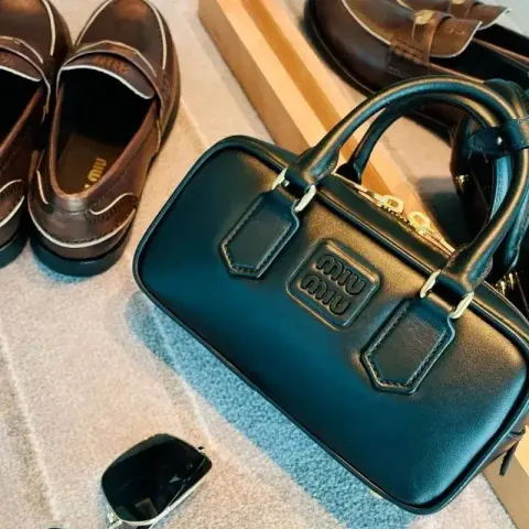 Miu Miu Bag option small size black [22cm]]