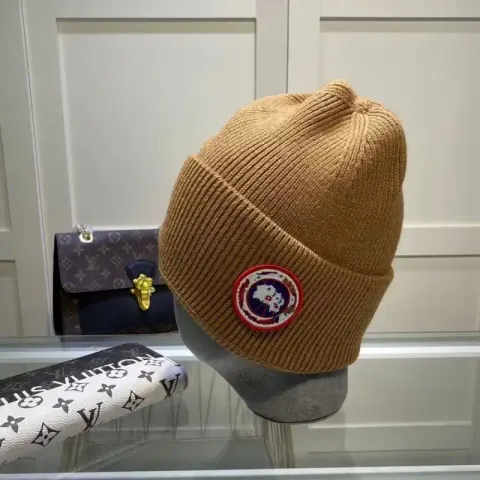 Canada Goose Beanie option khaki