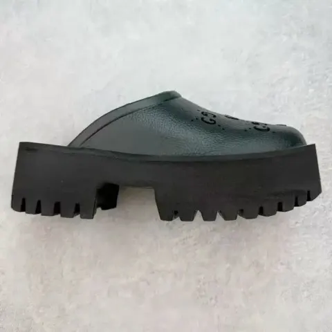 Gucci Flip Flops option black