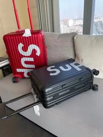 Supreme Luggage Bag option red