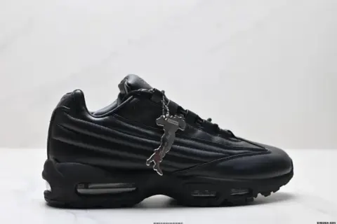 Air Max 95 x Supreme Black option 3