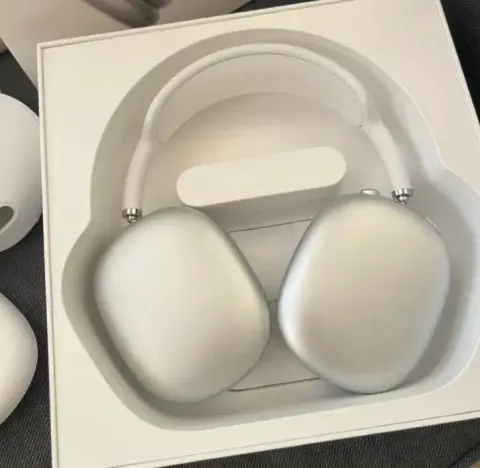 Apple AirPods Max option silvery
