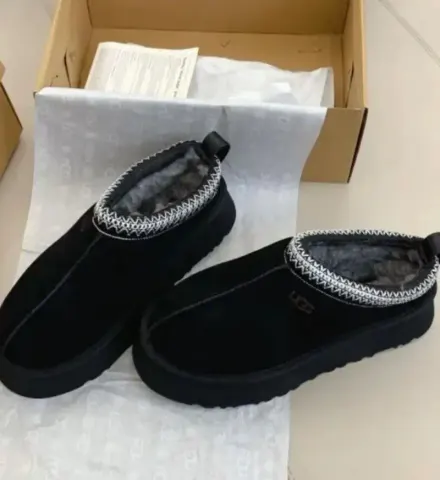 UGG Slippers option black