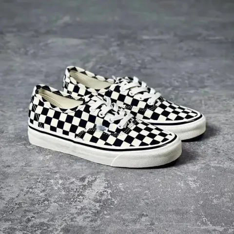 Vans Old Skool Shoes option ANNA AUT Lace-Up Black and White