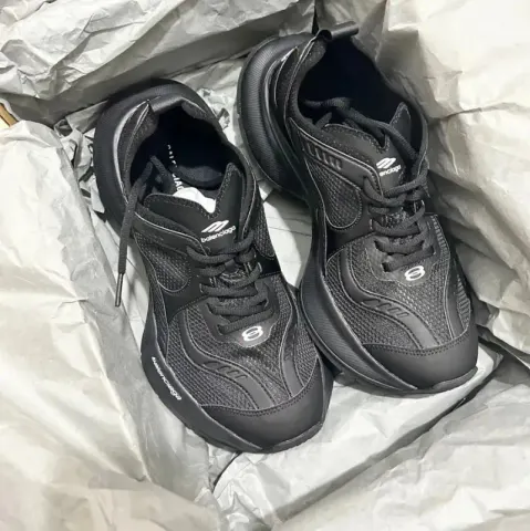 Balenciaga Circuit Shoes option black