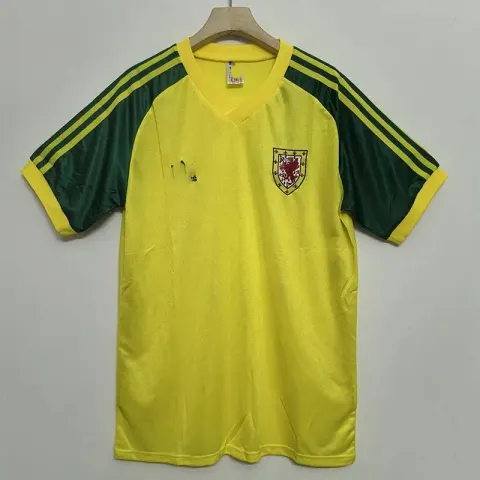 Manchester United Jersey 21-22 option 1982 Wales away