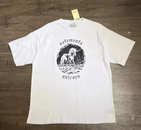 Vetements Tees option 38
